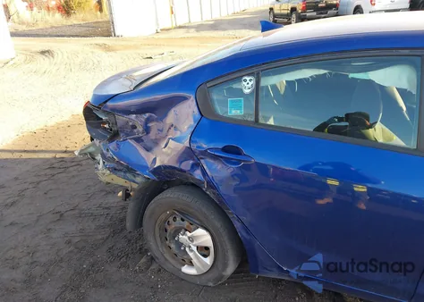 2017 Kia Forte Lx z USA, uszkodzony, nr VIN 3KPFL4A7XHE084884